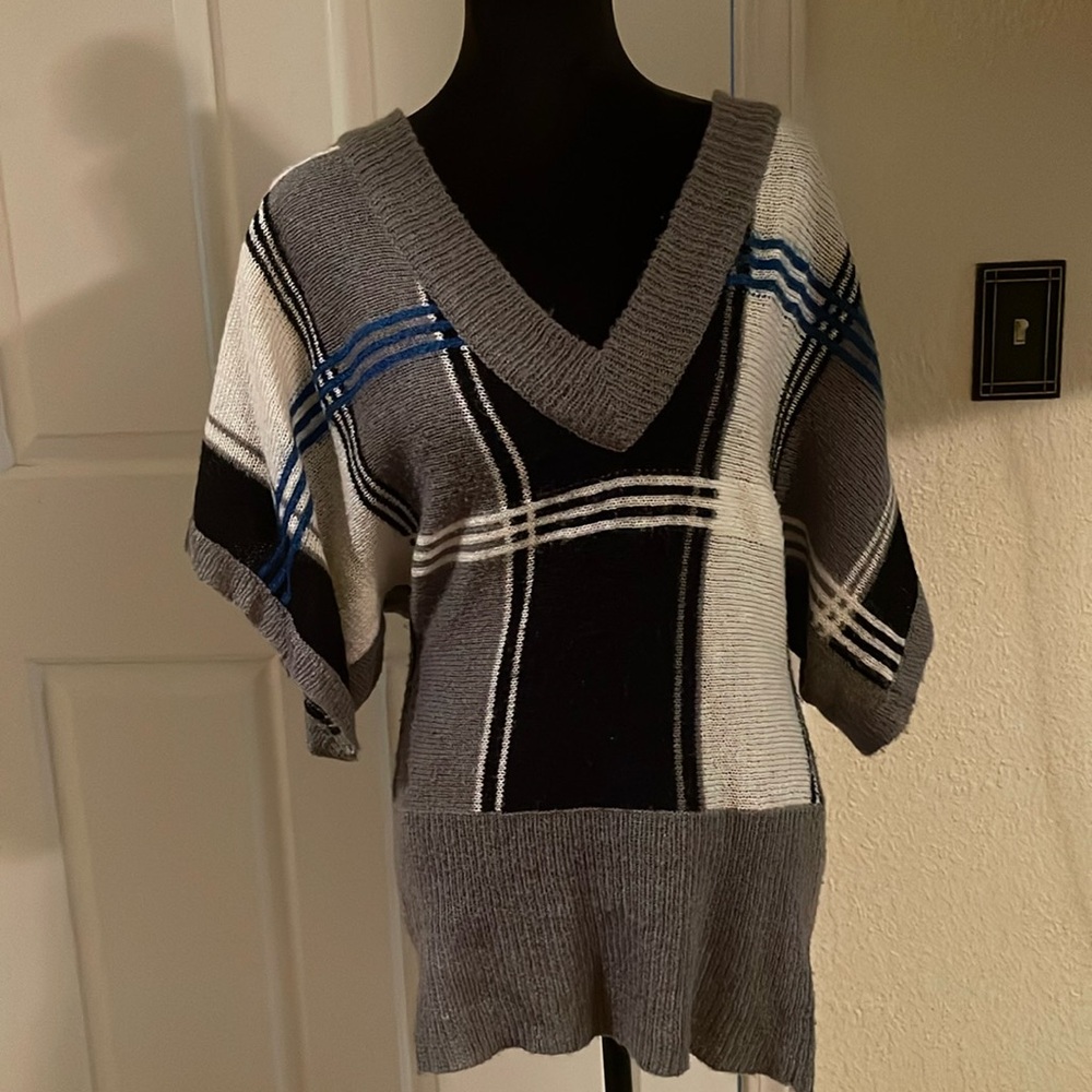 Day trip, short sleeve V-neck blouse